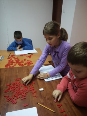 Deca u školi Kente uče kroz igru